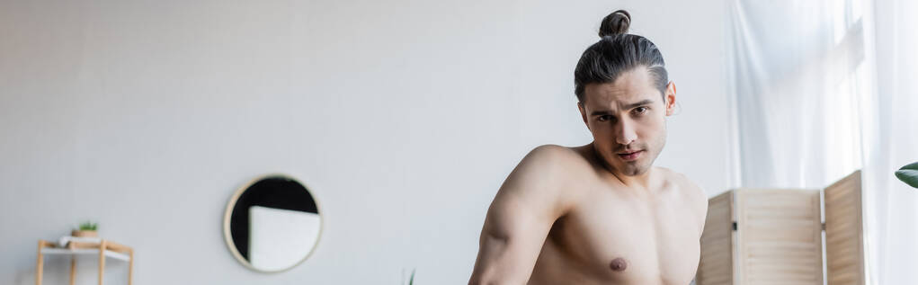 uomo senza maglietta con i capelli lunghi in bagno, banner - Foto, immagini