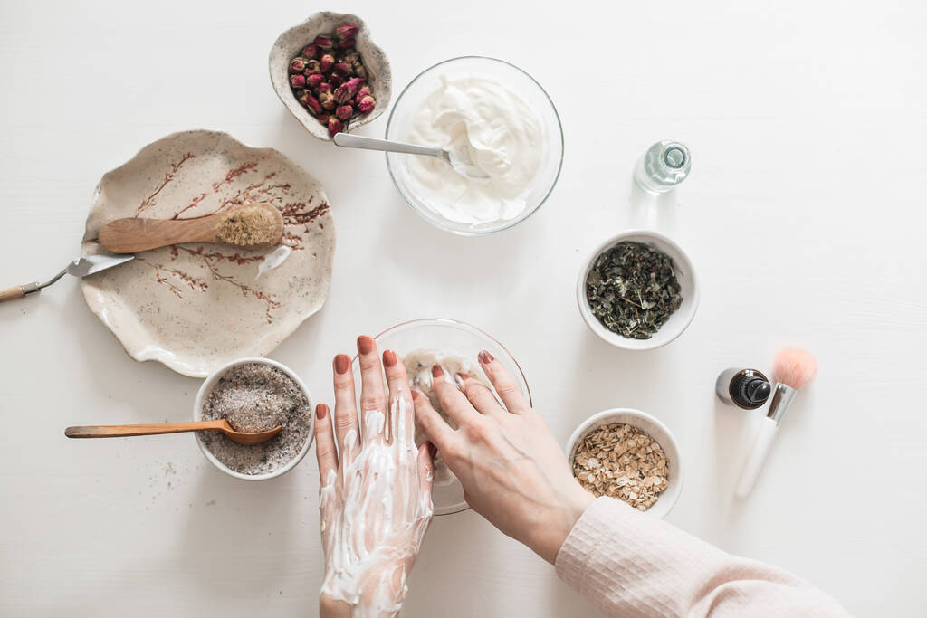 женщина делает домашний торт с ингредиентами для Пасхи - Фото, изображение