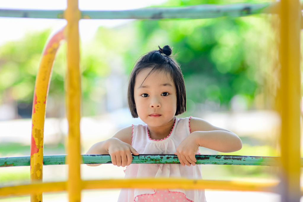 Asyalı küçük çocuk eğlence parkında oynayan  - Fotoğraf, Görsel