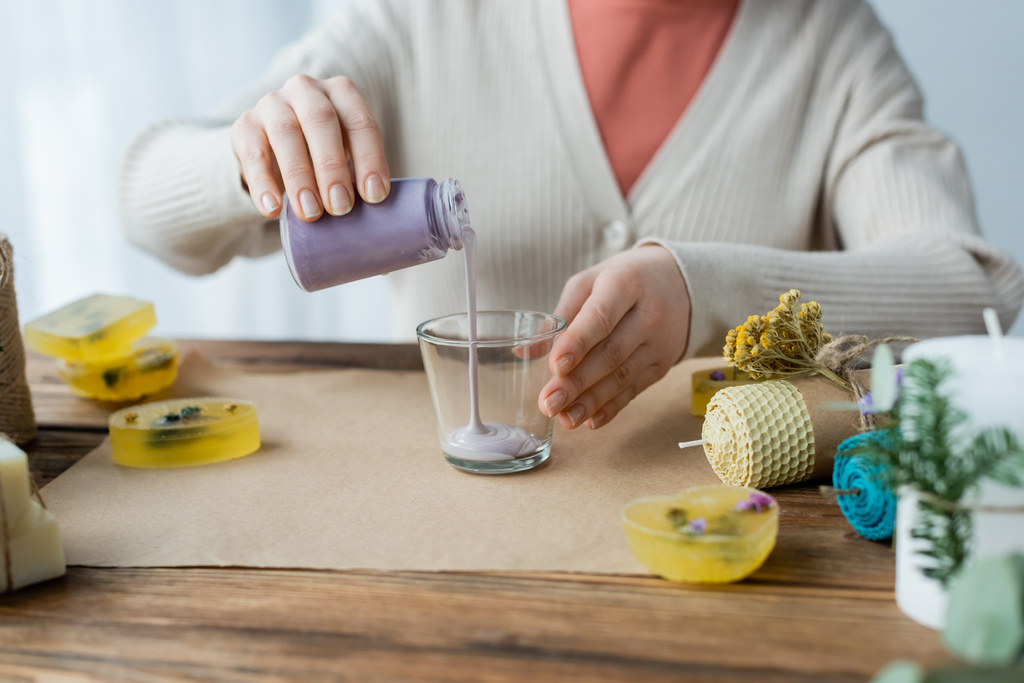 Vágott kilátás kézműves nő öntő viasz üveg közelében kézzel készített gyertyák otthon  - Fotó, kép