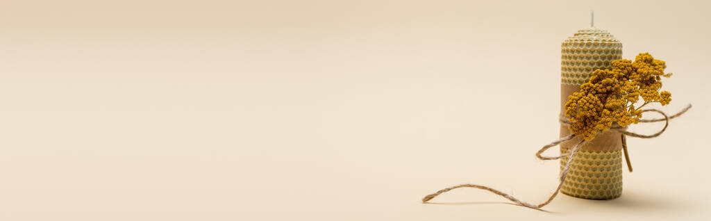 Bougie artisanale avec fleur sèche sur fond beige, bannière  - Photo, image