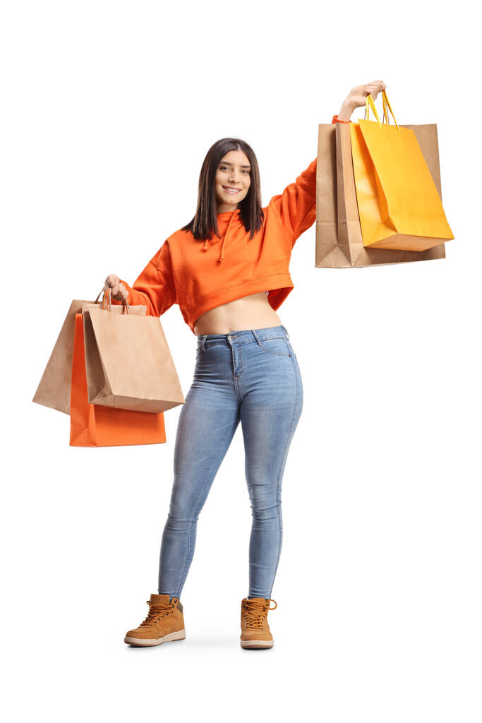 Plná délka portrét mladé šťastné ženy držící nákupní tašky izolované na bílém pozadí - Fotografie, Obrázek