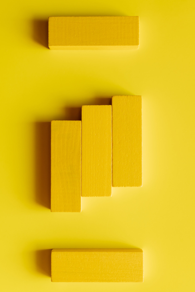 vista superior de blocos tetragonais brilhantes sobre fundo amarelo - Foto, Imagem