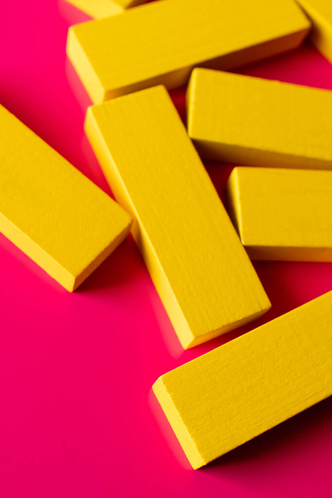 close up de blocos quadrangulares amarelos no fundo rosa, vista superior - Foto, Imagem