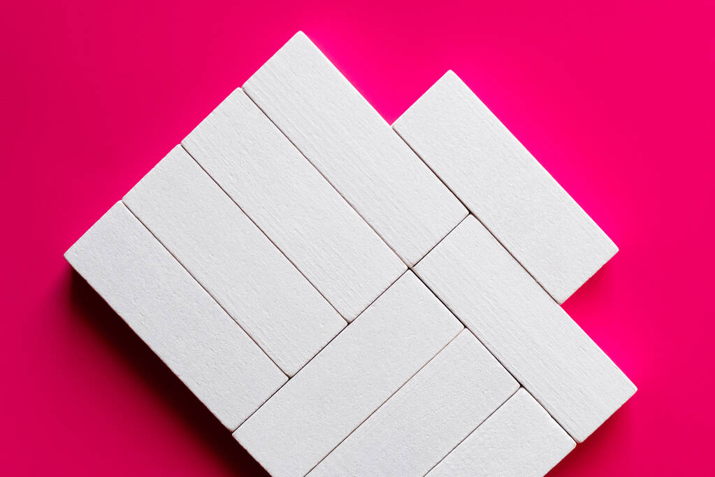 Draufsicht auf weiße rechteckige Formblöcke auf rosa Hintergrund - Foto, Bild
