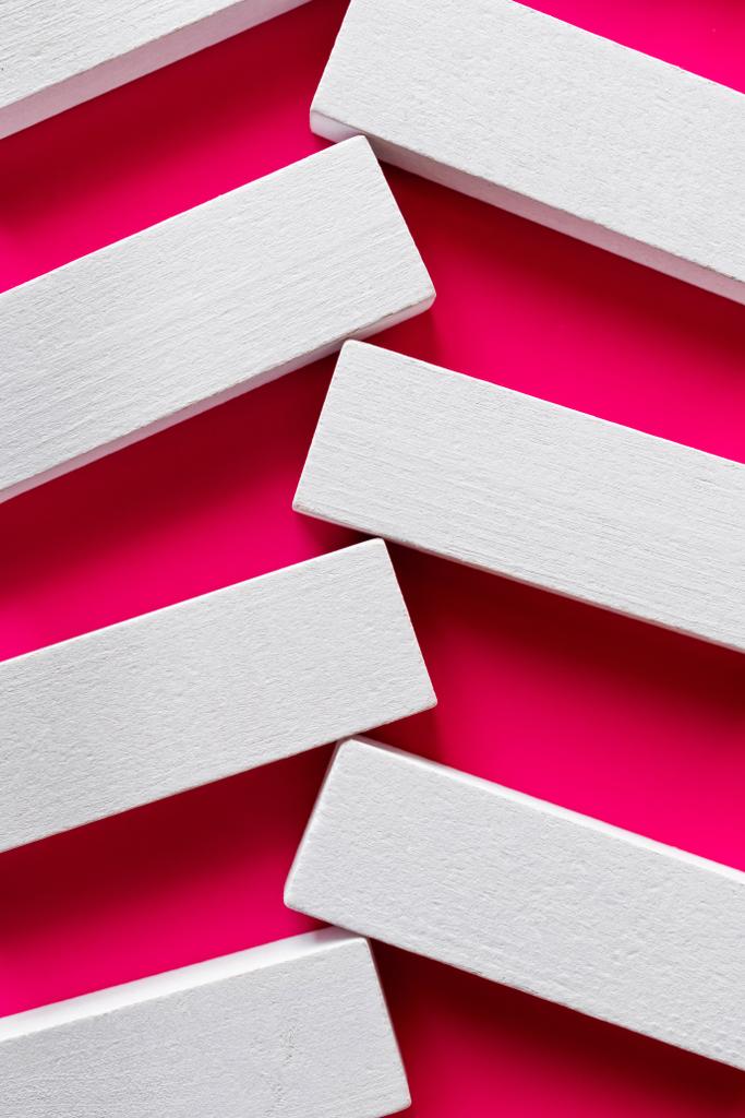 primo piano di blocchi bianchi su sfondo rosa brillante, vista dall'alto - Foto, immagini