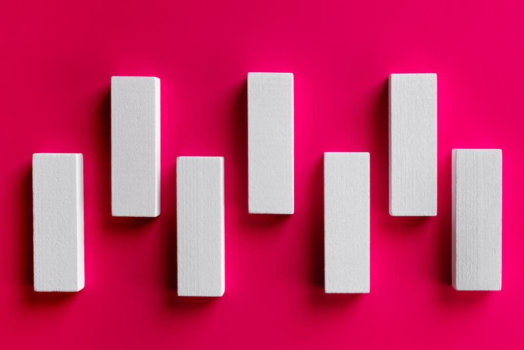 Draufsicht auf weiße rechteckige Blöcke auf rosa Hintergrund - Foto, Bild