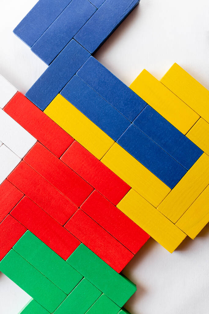 widok górny czerwonych, żółtych i niebieskich prostokątnych bloków na białym tle - Zdjęcie, obraz