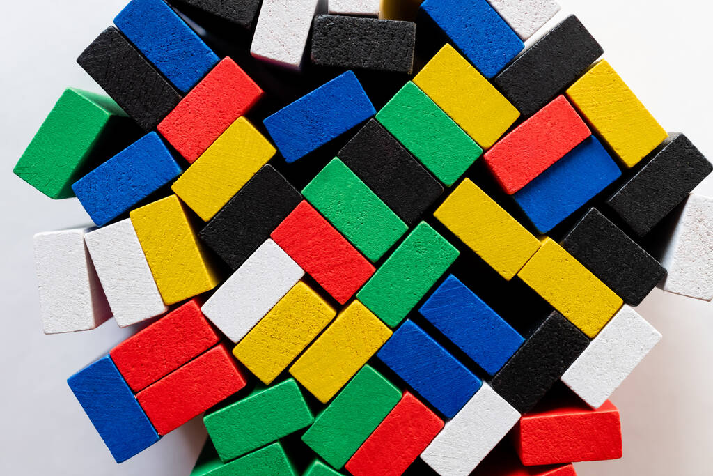 vista superior de blocos multicoloridos tetragonais no fundo branco - Foto, Imagem