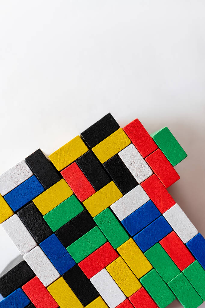 Много разноцветных блоков на белом фоне с копировальным пространством, вид сверху - Фото, изображение