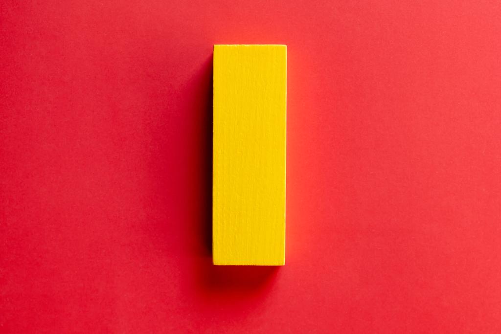 vista superior do bloco amarelo retangular no fundo vermelho - Foto, Imagem