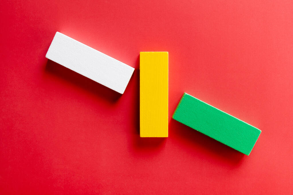 vista superior de blocos verdes, brancos e amarelos sobre fundo vermelho - Foto, Imagem