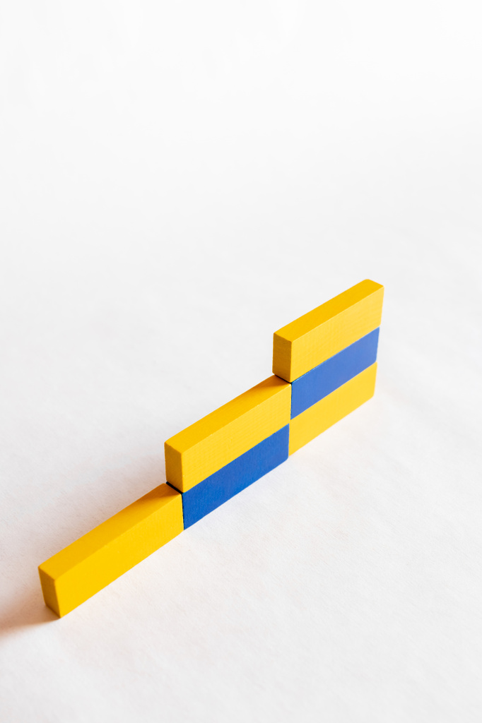 vista superior de escaleras hechas de bloques azules y amarillos sobre fondo blanco, concepto ucraniano - Foto, imagen