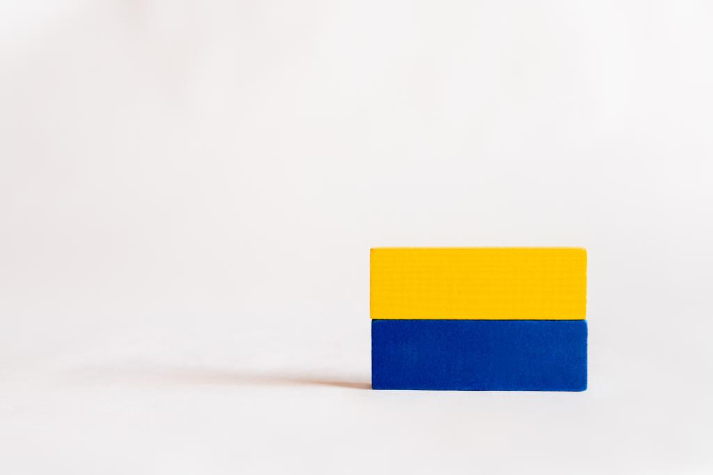 kék és sárga téglalap alakú blokkok fehér háttér másolási hely, ukrán koncepció - Fotó, kép