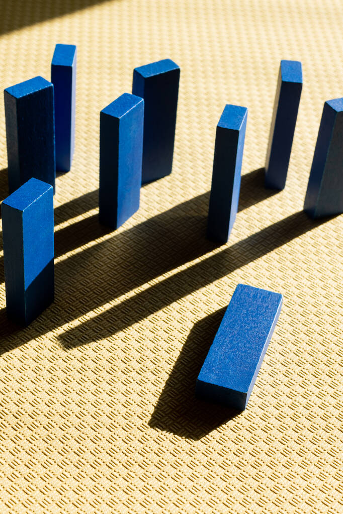 πάνω όψη του μπλε ορθογώνια μπλοκ σε μπεζ φόντο με σκιές - Φωτογραφία, εικόνα