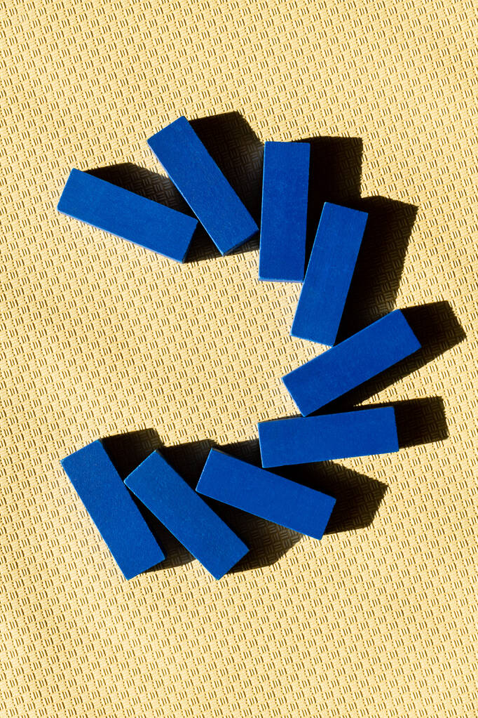 vue de dessus des blocs tétragonaux bleus sur une surface texturée beige - Photo, image