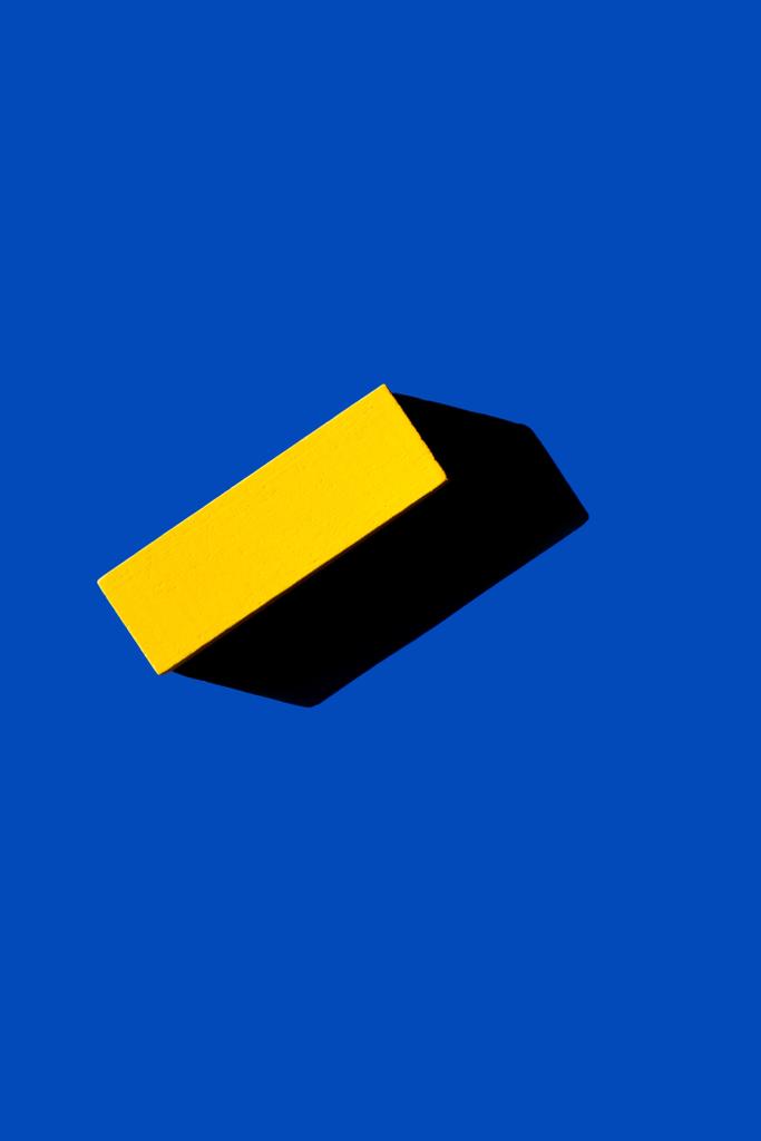 bovenaanzicht van geel rechthoekig blok op blauwe achtergrond, Oekraïense concept - Foto, afbeelding
