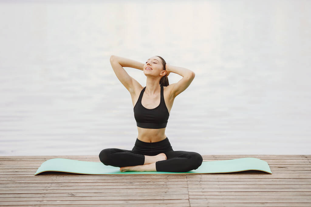 vrouw oefenen geavanceerde yoga door het water - Foto, afbeelding