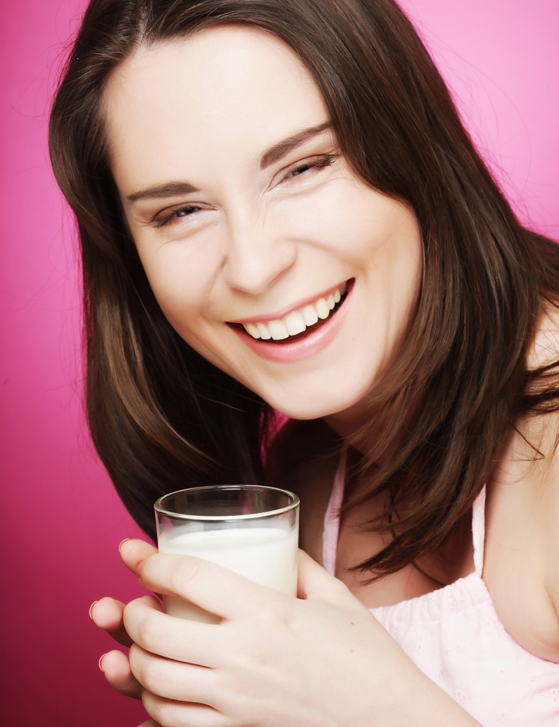 młoda kobieta trzymając szklankę świeżego mleka - Zdjęcie, obraz