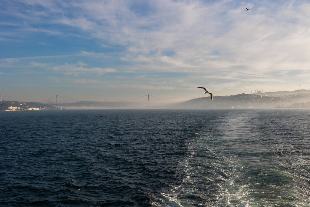 Istanbul am Morgen. Istanbuler Blick von einem Schiff am Morgen bei nebligem Wetter. Türkei-Reise. - Foto, Bild