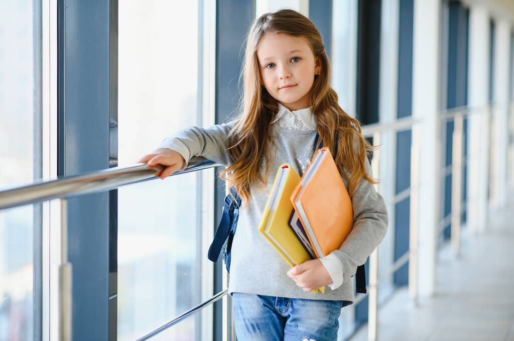 Ritratto di una bella ragazza con dei libri a scuola. Concetto di apprendimento. - Foto, immagini