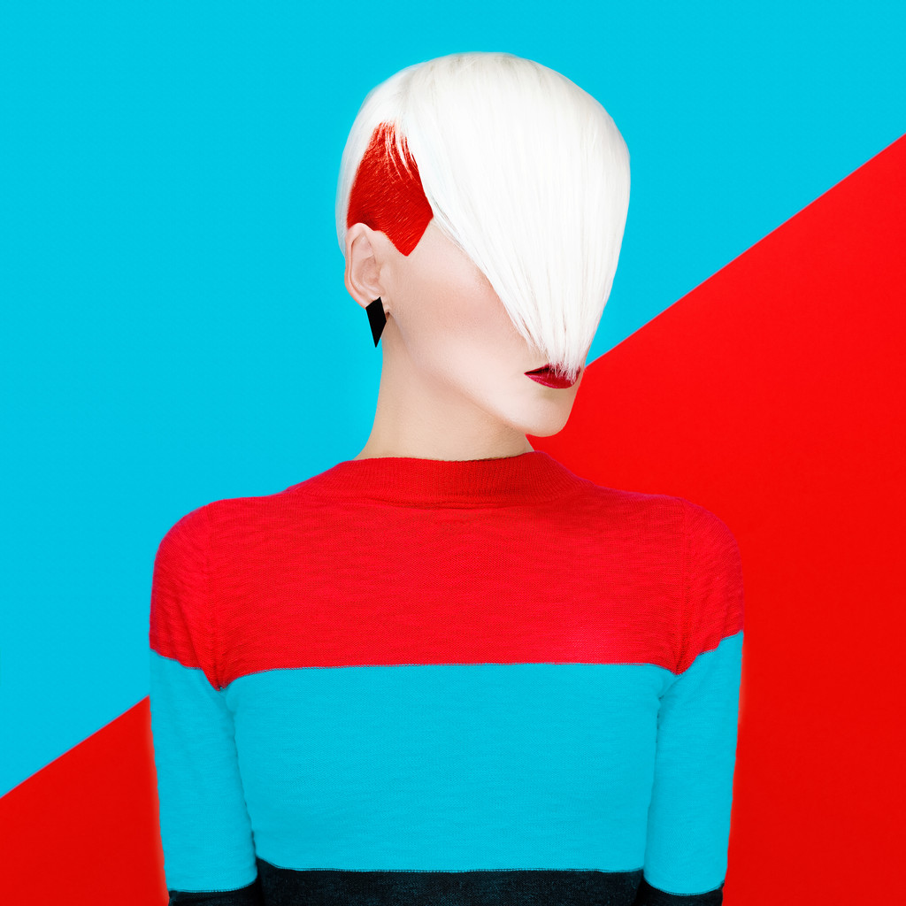 Modelo rubio de moda con peinado de moda en un fondo colorido
 - Foto, imagen