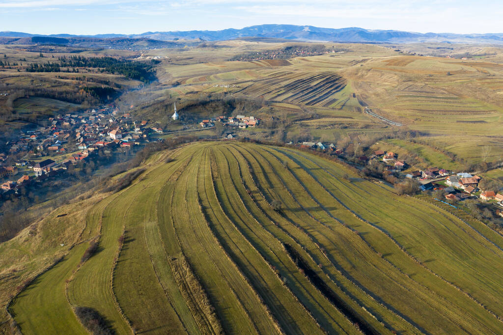 Вид с воздуха на маленькую деревню осенью. Бедечу, Румыния - Фото, изображение