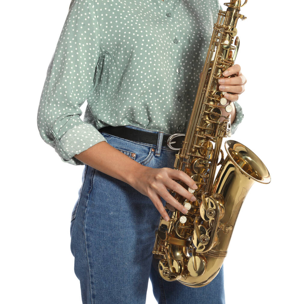 Nainen, jolla on saksofoni valkoisella taustalla, lähikuva - Valokuva, kuva