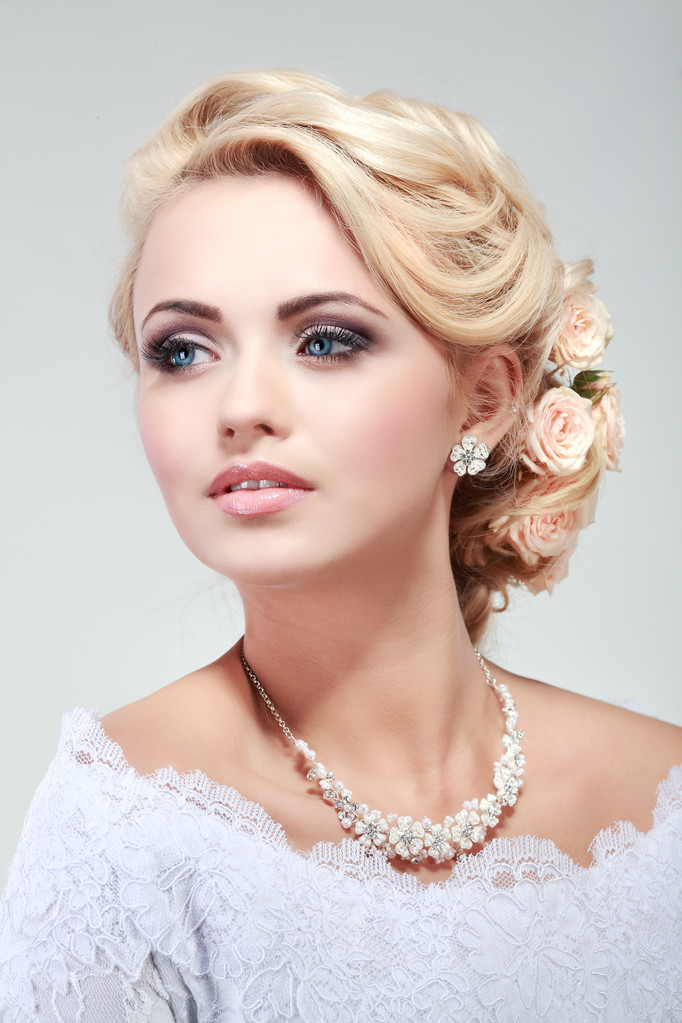 Portret van een mooie bruid. Bruidsjurk. Bruiloft decoratie - Foto, afbeelding