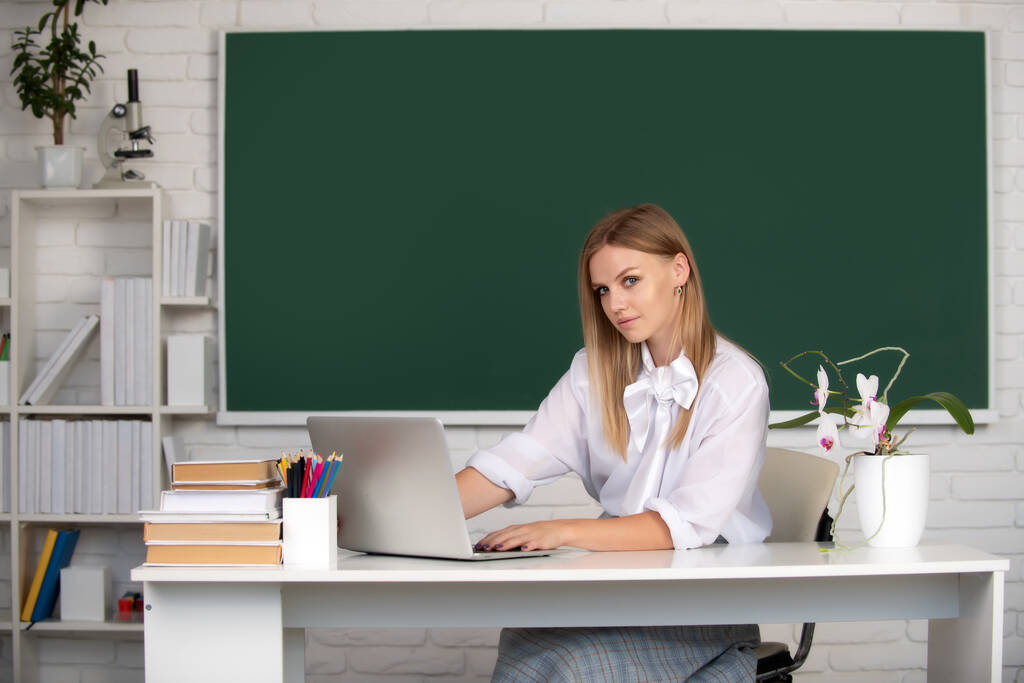 Étudiante ciblée, jeune femme en ligne regardant le webinaire sur ordinateur portable, écoutant le cours de formation à l'apprentissage, assis au bureau de travail en classe, concept d'apprentissage en ligne. Enseignement secondaire, universitaire. - Photo, image
