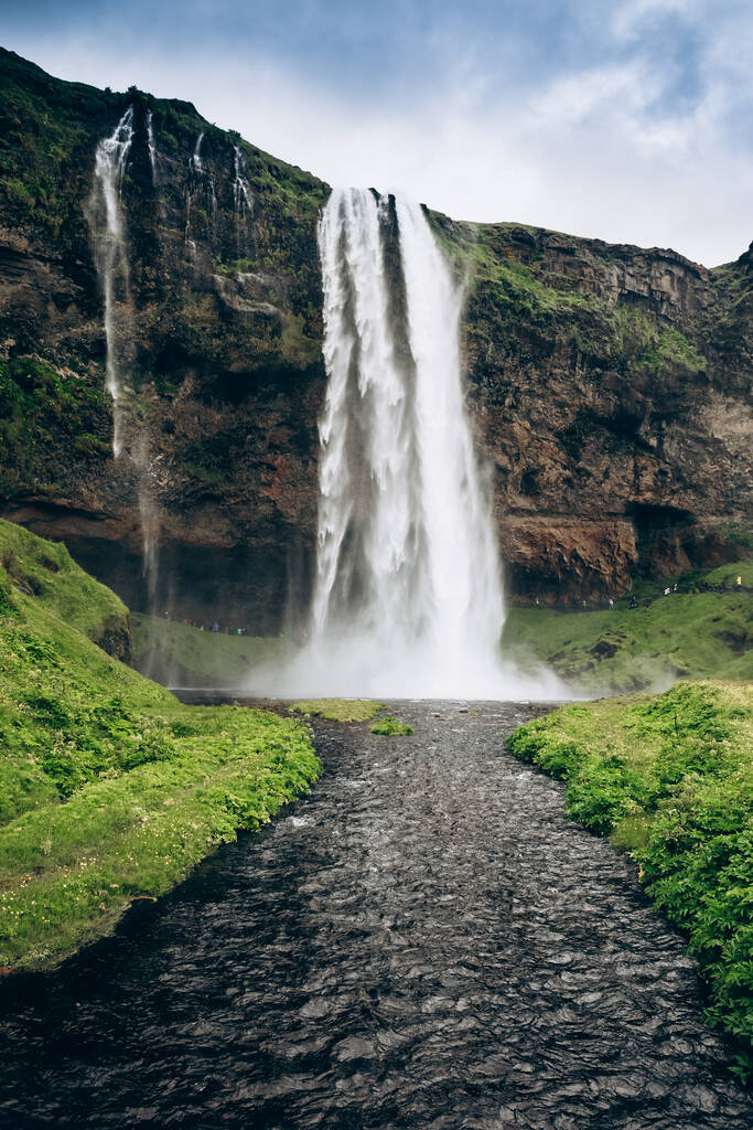 famosa cascada Skogarfoss en el sur de Islandia
 - Foto, Imagen