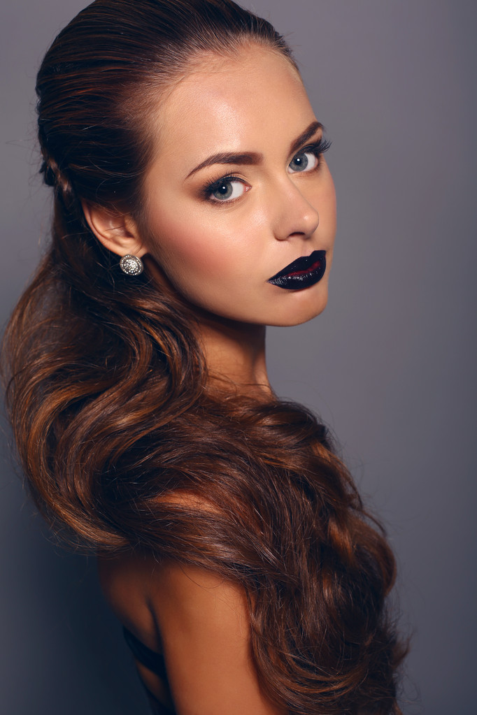 Siyah saçlı ve parlak makyaj ile güzel kız portresi - Fotoğraf, Görsel