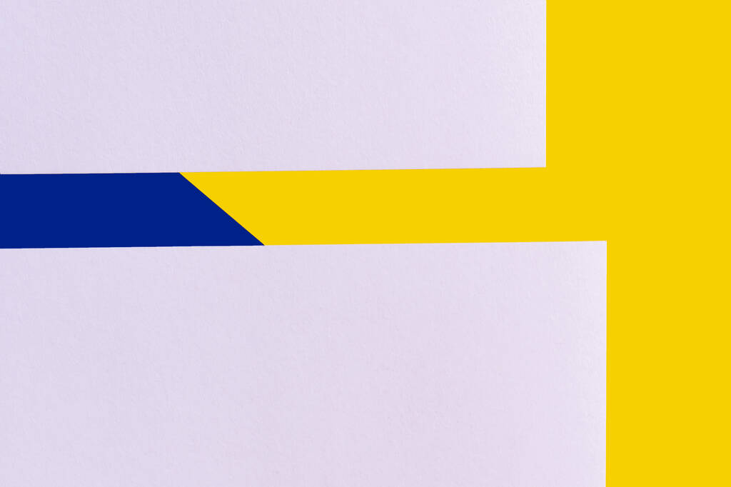 hojas de papel lavanda claro sobre fondo azul y amarillo, concepto ucraniano - Foto, imagen