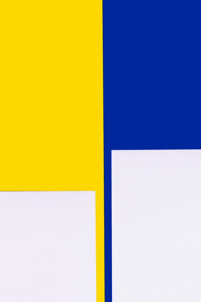 világos levendula papír lapok kék és sárga háttérrel, ukrán fogalom - Fotó, kép