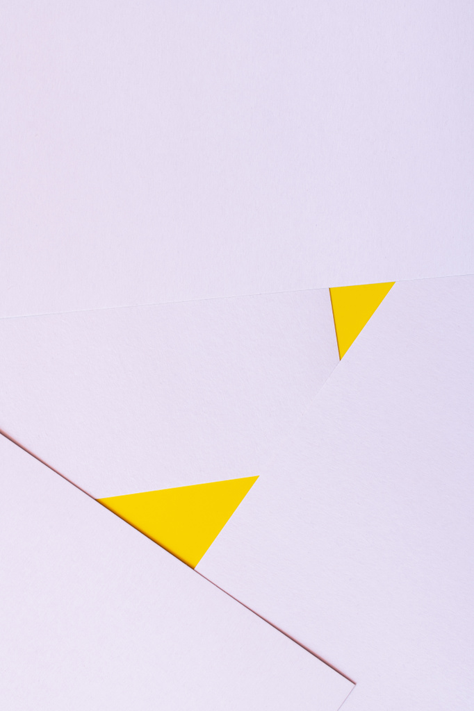 fundo geométrico com folhas de papel de lavanda e triângulos amarelos - Foto, Imagem