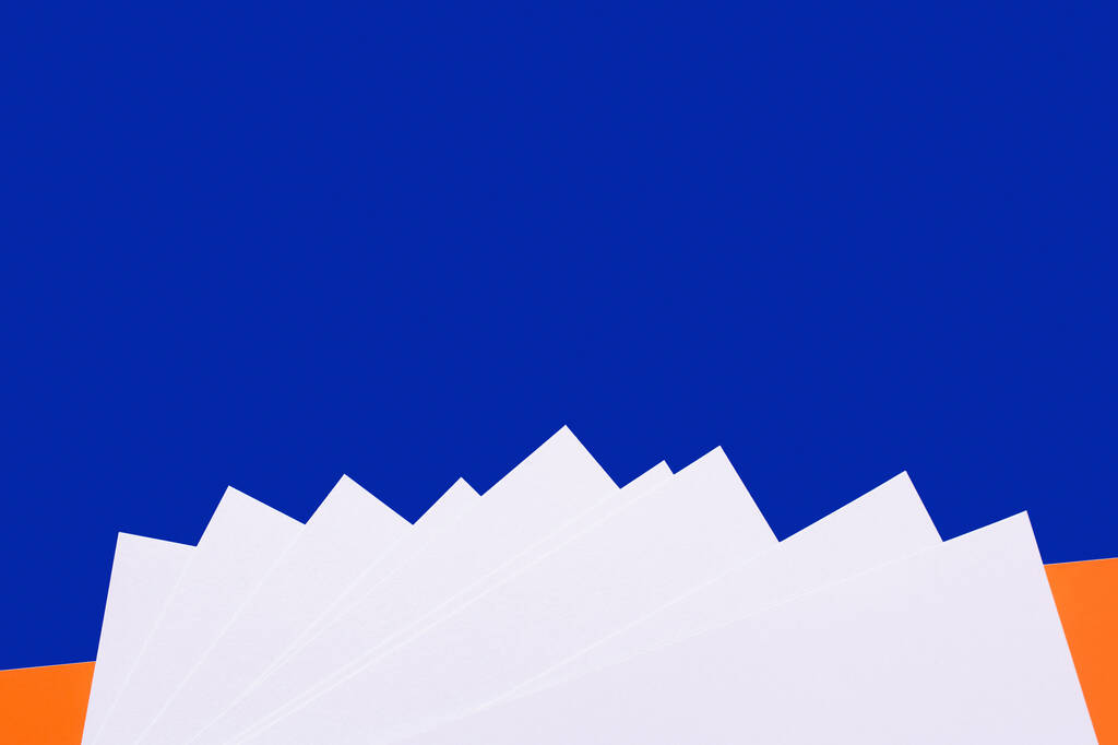 dekorativní papír hory na modrém pozadí s kopírovacím prostorem - Fotografie, Obrázek