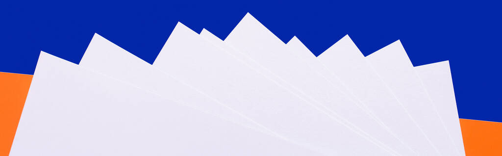 抽象的な背景にラベンダー紙の山の青旗 - 写真・画像