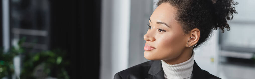 Giovane donna d'affari afroamericana distogliendo lo sguardo in ufficio, striscione  - Foto, immagini