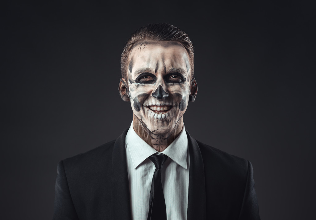 Retrato rindo homem de negócios com esqueleto de maquiagem
 - Foto, Imagem