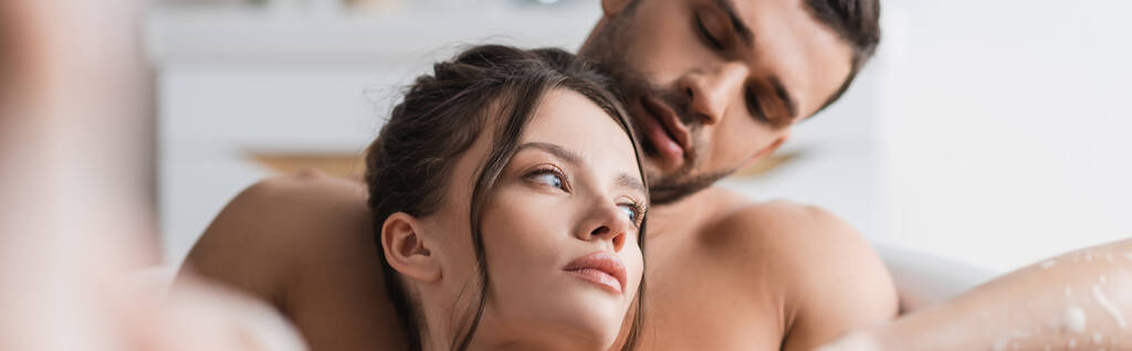 Сексуальний чоловік дивиться на дівчину брюнетки, приймаючи ванну вдома, банер
  - Фото, зображення
