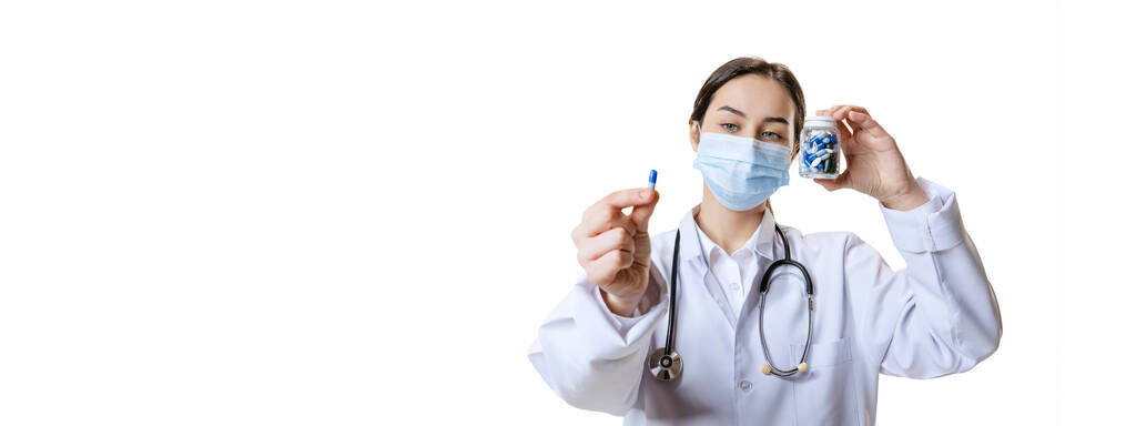 Flyer. Porträt einer jungen Frau, eines Arztes, Therapeuten oder medizinischen Beraters mit Gesichtsmaske und weißer Uniform isoliert auf weißem Hintergrund. Gesundheitskonzept - Foto, Bild
