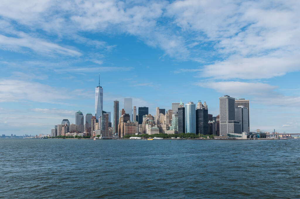 高層ビルや青空が広がるニューヨークのスカイライン - 写真・画像