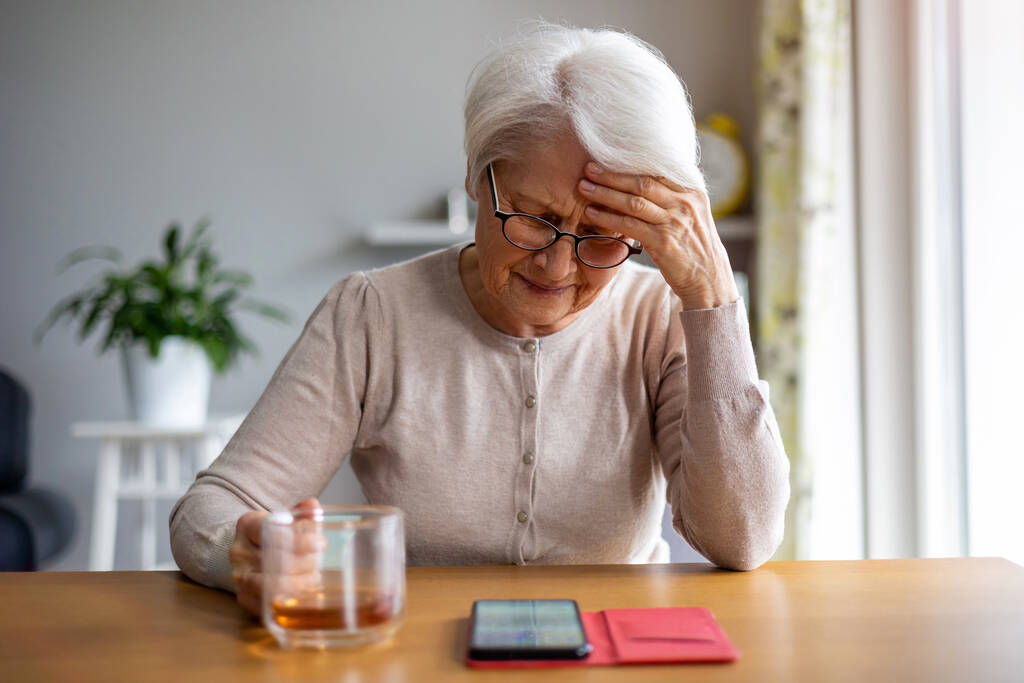 Portré idős nő használ okostelefon otthon - Fotó, kép