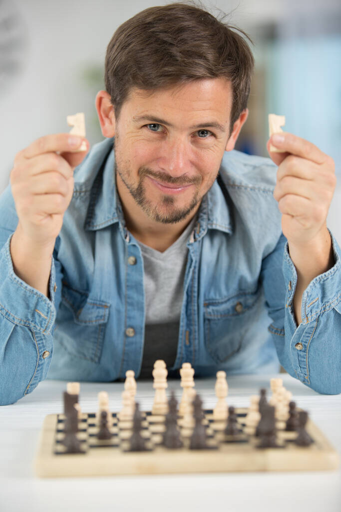 ein junger Mann beim Schachspielen - Foto, Bild
