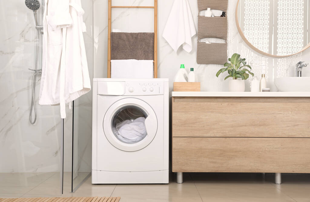 Stilvolles Badezimmer mit moderner Waschmaschine - Foto, Bild