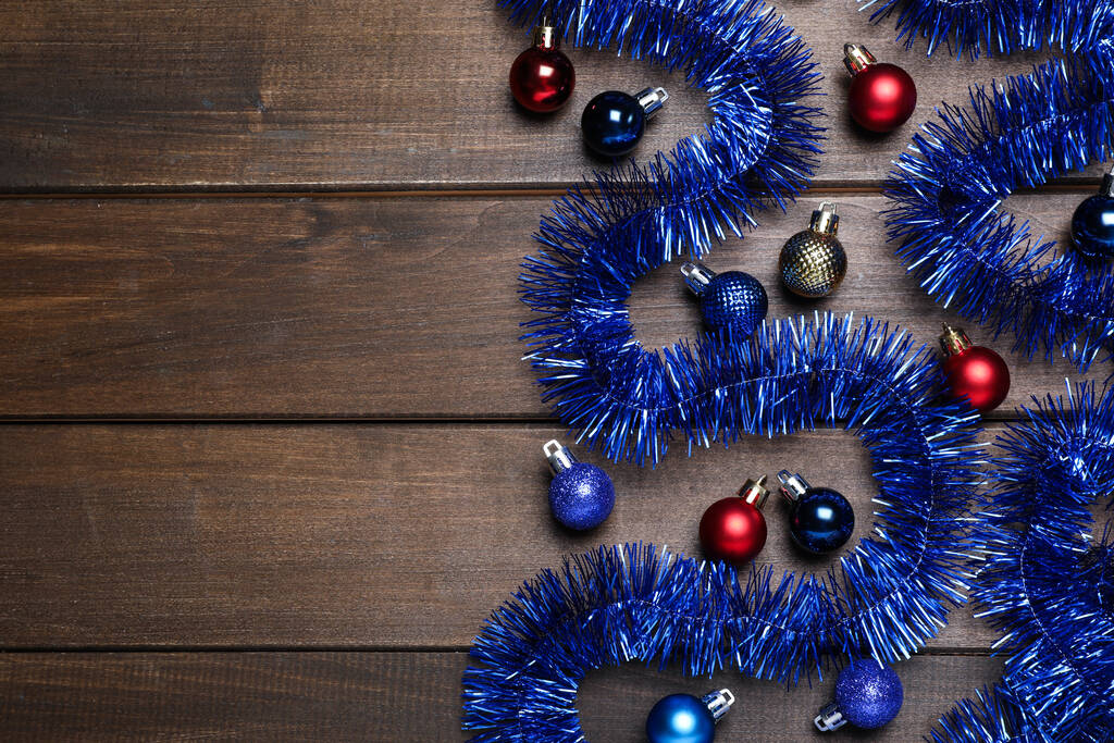 Fényes tinsel és karácsonyi labdák fa háttér, lapos laikus. A szöveg helye - Fotó, kép