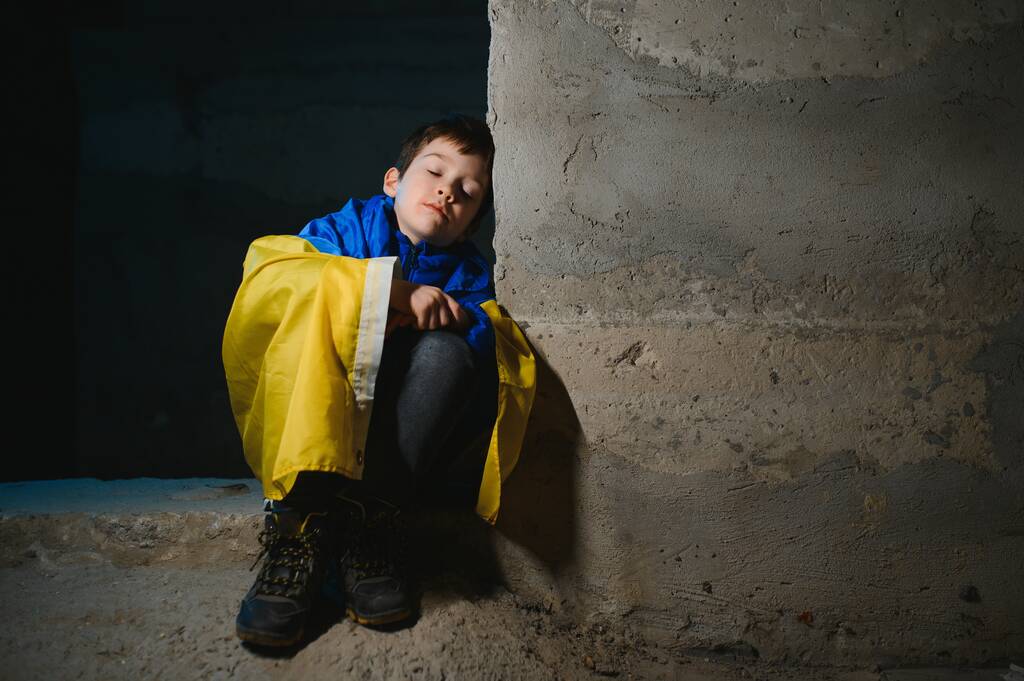 Fiatal gyermek, a béke jelét tartva, háború nélkül, a gyerek békés életet kíván. Kép a folytatódó ukrajnai háborúval kapcsolatban - Fotó, kép