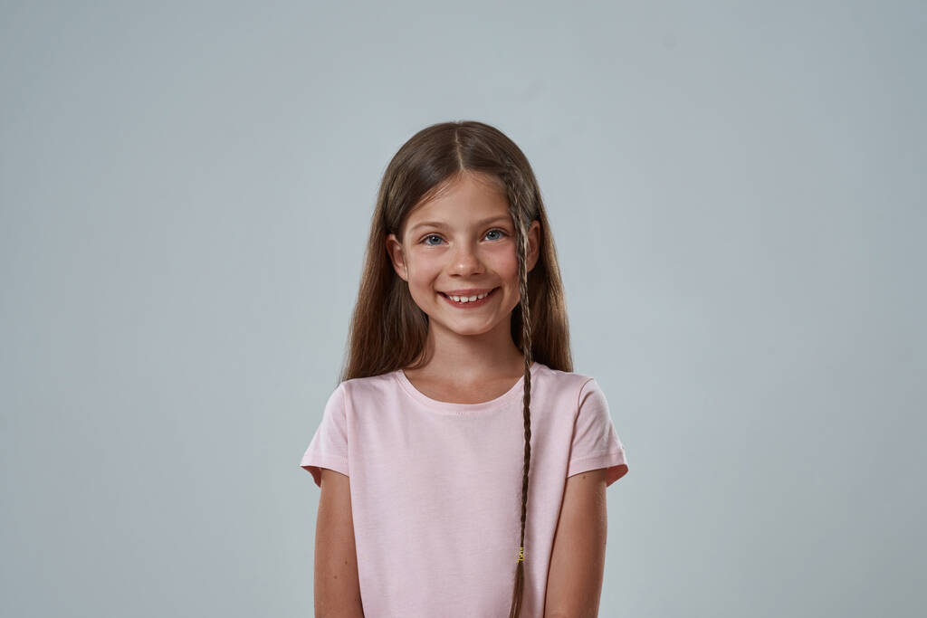 Portrét usměvavé holčičky dívající se do kamery - Fotografie, Obrázek