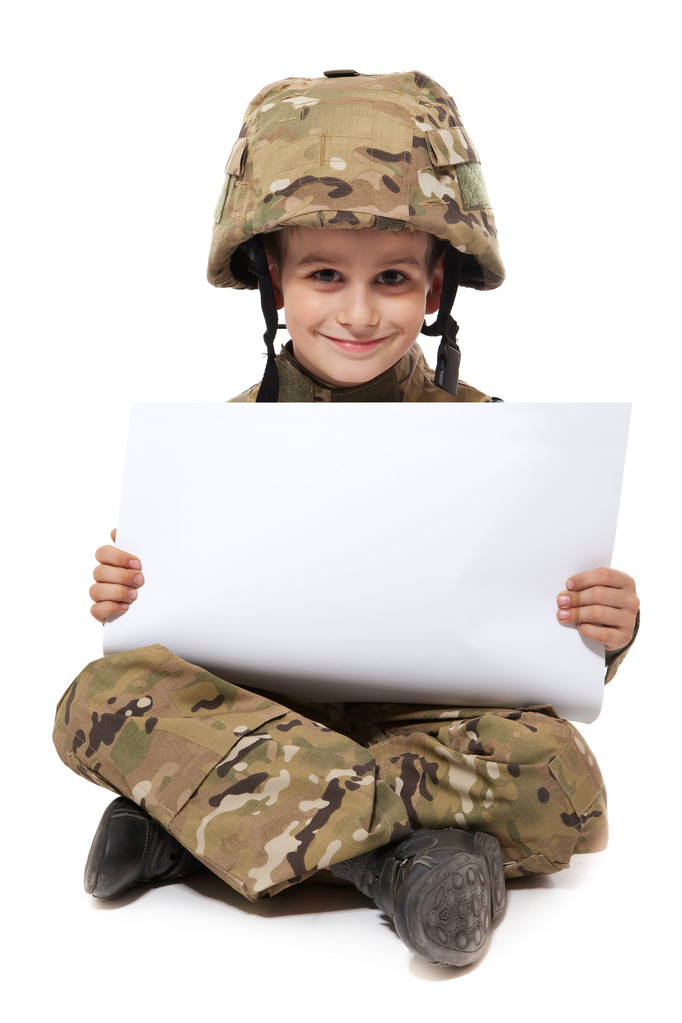 Nuori sotilas pitää julistetta
 - Valokuva, kuva