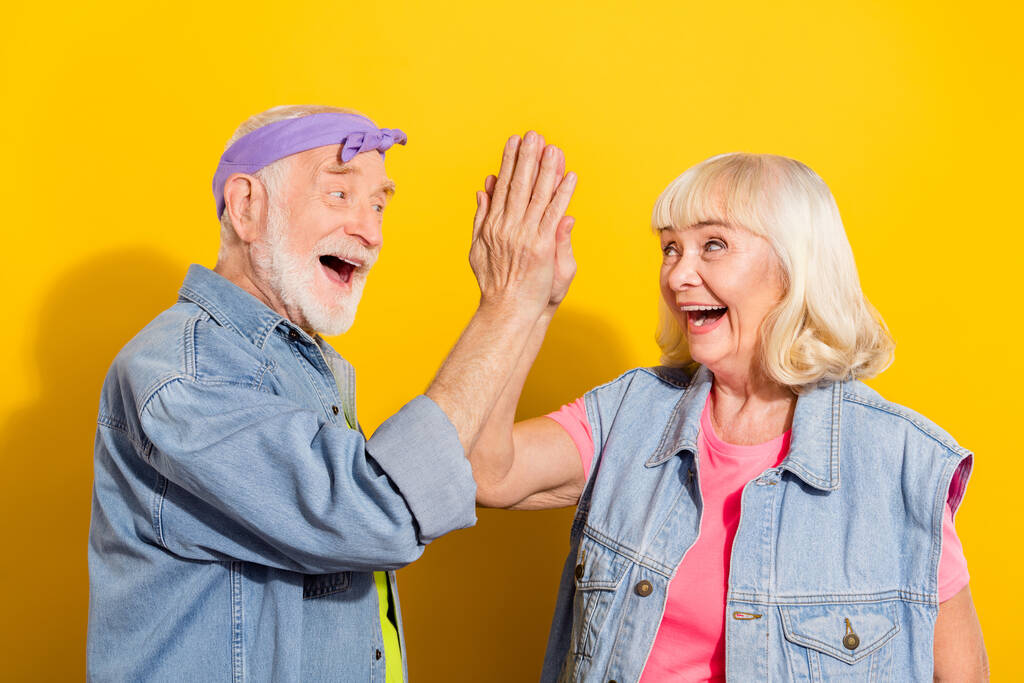 Foto do namorado atraente namorada pensionista vestido traje de ganga palmas palmas palmas isoladas cor amarela fundo - Foto, Imagem